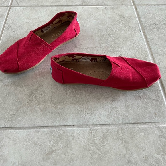 Red TOMS - Picture 2 of 5